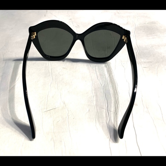 Gucci sunglasses large black frame black lenses green velvet case green pouch - Picture 11 of 12